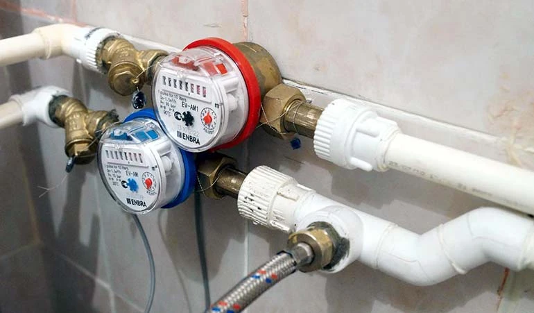 Установленные счётчики горячей и холодной воды